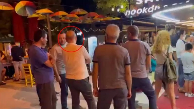 Bakan Karaismailoğlu`nu dondurmacıda sıra beklerken gören vatandaşlar şaşkına döndü