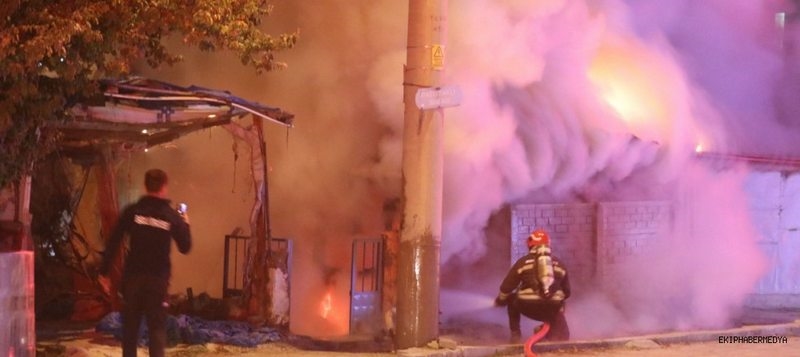 Garajda yangın çıktı, alevler evi sardı: Mahsur kalan kadını itfaiye kurtardı..