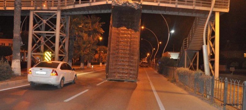 Mersin`de damperi açık kalan kamyon köprüye çarptı..