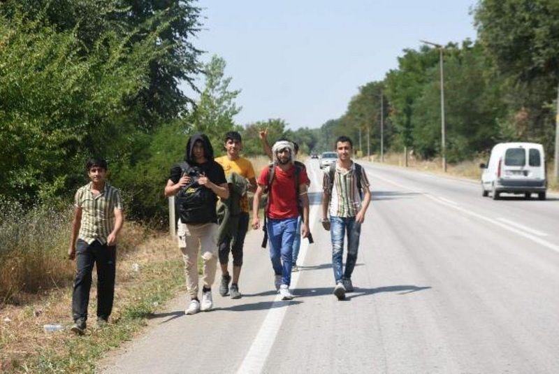 Yunanistan`ın sınır kapısını açtığı söylentisini duyan Afgan göçmenler Edirne`ye akın etti