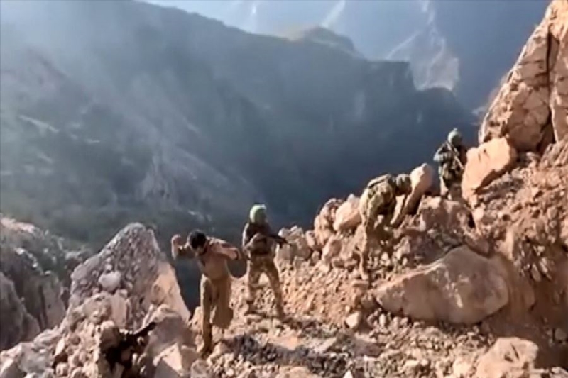 TERÖRİSTLER KAÇAMAYACAKLARINI ANLAYINCA TESLİM OLDU
