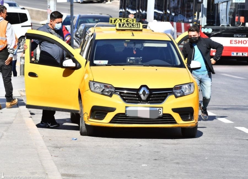YOLCU GİBİ BİNDİKLERİ TAKSİLERİ DENETLEDİLER
