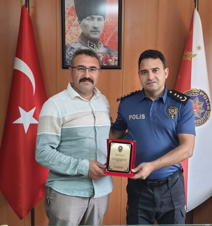  BABAESKİ ilçe Emniyet Müdüründen,Bölge Haber Müdürümüze Hikmet AYDOĞANA Plaket verildi..