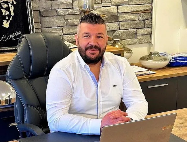 Genç işadamı galerici Mustafa Özbek Piyasanın durgunluğundan bahsetti.