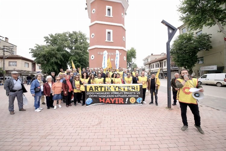 Öğretmene şiddete düdüklü alkışlı protesto