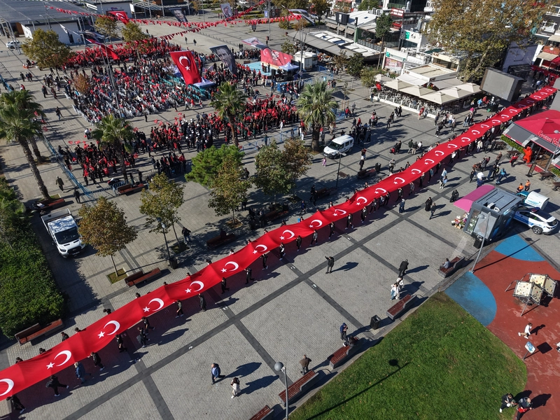 Pendik’te 102 Metrelik Türk Bayrağı ile Cumhuriyet Coşkusu