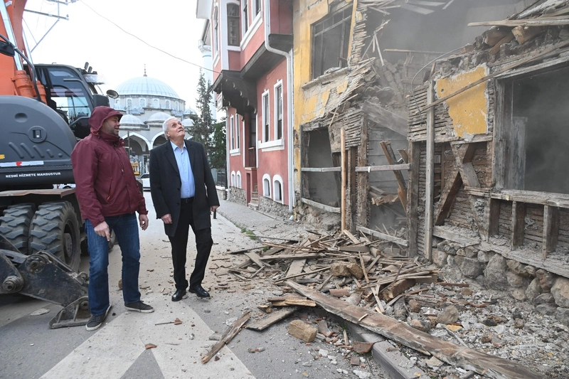 Bozüyük Belediye Başkanı Bakkalcıoğlu Metruk Bina Yıkım Çalışmasını Yerinde İnceledi