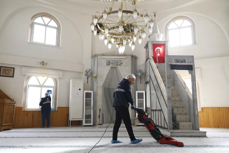 Aydın Büyükşehir Belediyesi Camilerde Temizlik Çalışmalarına Devam Ediyor