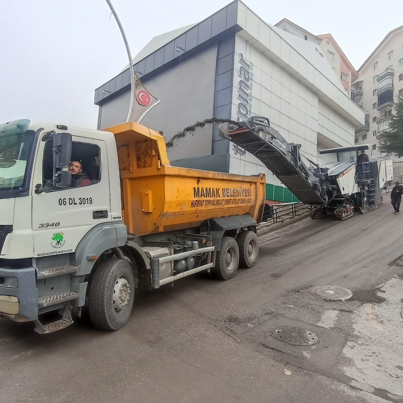 Mamak Belediyesi, Kış Öncesi Yol Güvenliği İçin Trimer Çalışmalarını Hızlandırdı