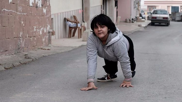 'Elleriyle yürüyen' Arzu okullu olmak istiyor