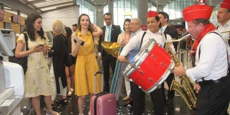 10 MİLYONUNCU YOLCUYA SÜRPRİZ