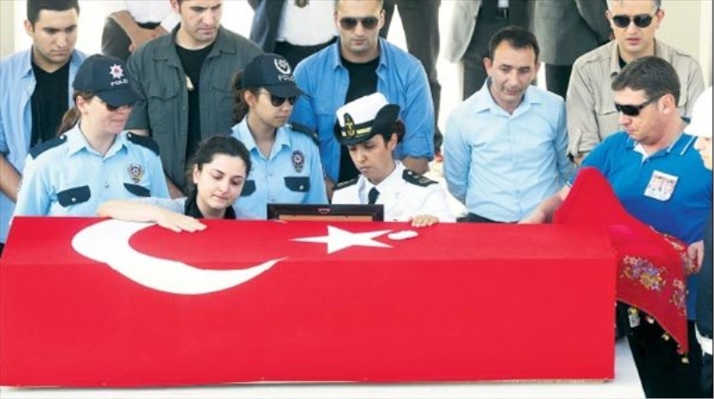 12 günlük bebeğinin eldiveniyle uğurlandı