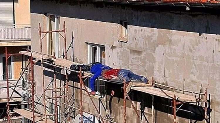 12 metre yükseklikte tehlikeli uyku!