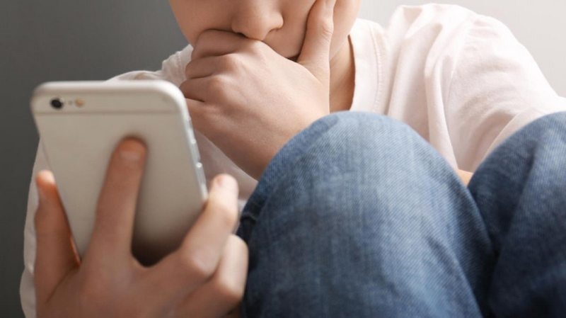 13 yaşındaki oğlunun telefonunda, akrabasının mesajını yakaladı: Annenin iç çamaşırlarını çek ve bana gönder