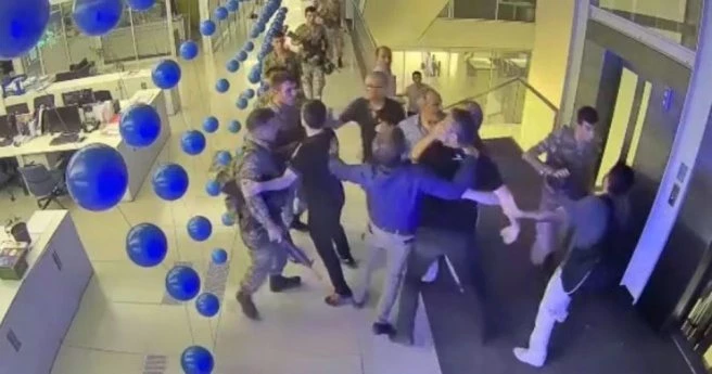 15 Temmuz gecesi Nedim Şener Doğan Medya`yı basan FETÖ`cü darbecilerle kavga ediyor.