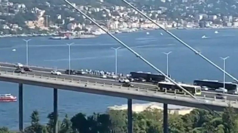 15 Temmuz Köprüsü`nde ilginç görüntü! Metrobüs arıza yapınca yolcular köprü üstünde bekledi