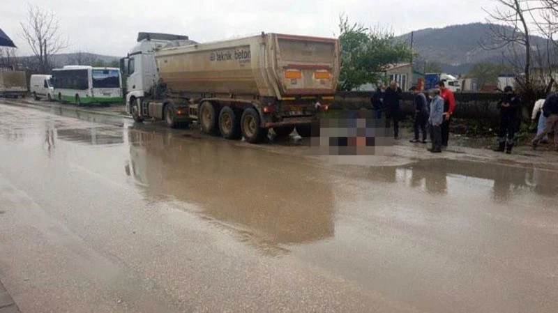 16 yaşındaki kuryenin tırın altında feci şekilde can verdiği anlar kameraya yansıdı