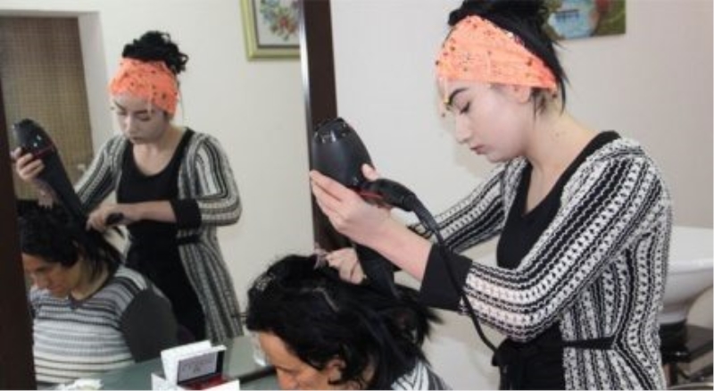 18 yaşında kasabanın tek kadın esnafı oldu