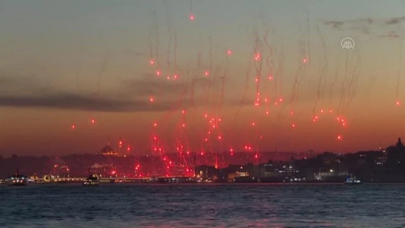 19 Mayıs İstanbul Boğazı`nda ışık gösterileriyle kutlandı