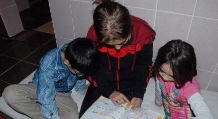 2 çocukla tek gözlü odada yaşam mücadelesi