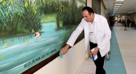 3 dil bilen ressam temizlik görevlisi olarak çalışıyor