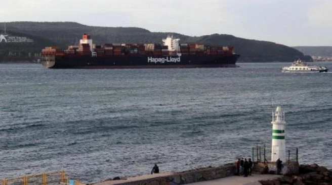 366 metrelik gemi boğazı kapattı