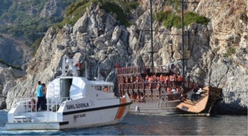 45 turist taşıyan tekne kayalıklara çarptı