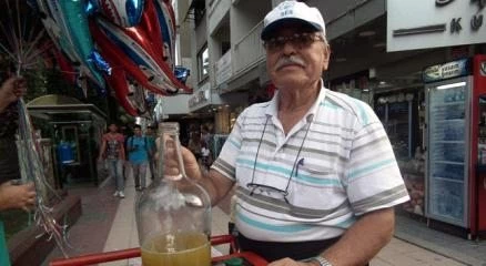 70?lik dede koruk suyu satarak torunlarına harçlık çıkarıyor