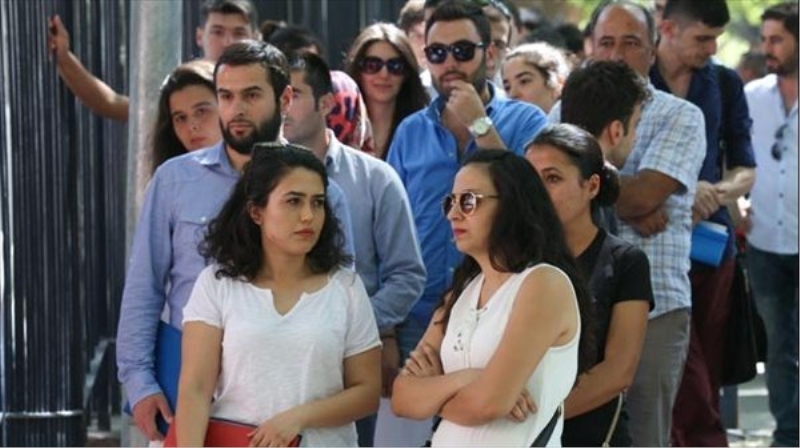 Adalet Bakanlığı önünde iş başvurusu kuyruğu!