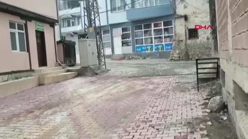 ADANA BOYNUNDAKİ İPLE KADERİNE TERK EDİLEN KÖPEK İÇİN SEFERBER OLDULAR