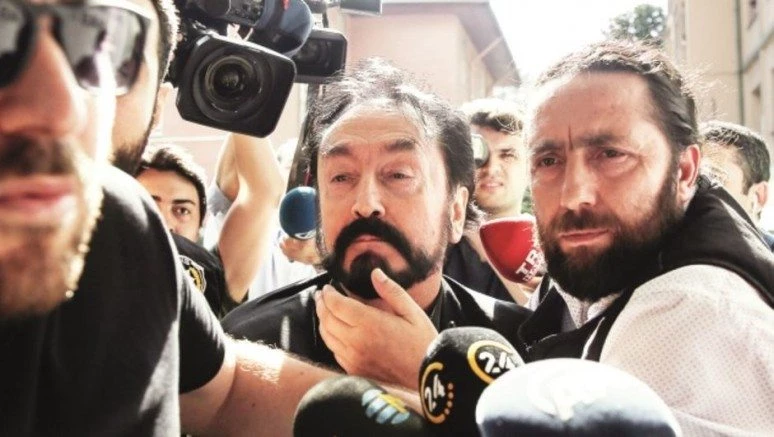 Adnan Oktar`ın çantasından para çıktı