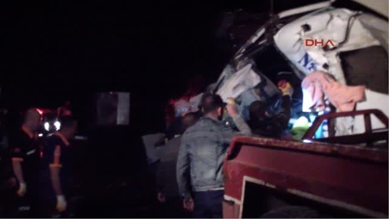 Afyonkarahisar Bolvadin`de Zincirleme Kaza: 3 Ölü, 5 Yaralı