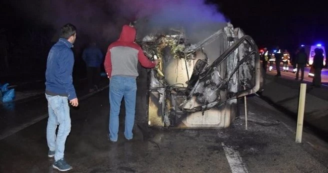 Afyonkarahisar`da çarpışan 3 tır alev aldı: 3 ölü