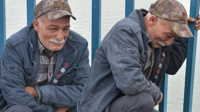 AĞLAYARAK İZLEDİ