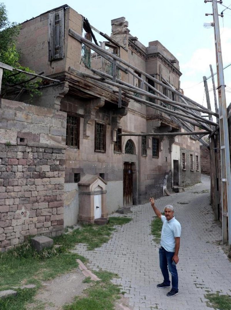 AHŞAP DİREKLİ DESTEKLE AYAKTA DURAN TARİHİ KONAK, TEHLİKE OLUŞTURUYOR