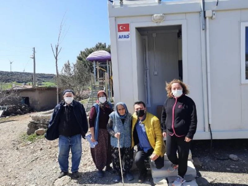 AK Parti Karaburun teşkilatı, konteynerde kalan depremzedeyi ziyaret etti