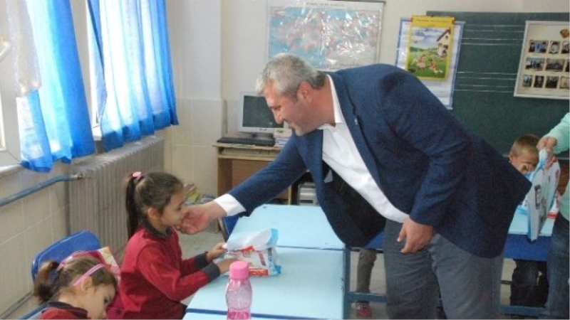 AK Parti Uşak İl Teşkilatı`ndan Köy Öğrencilere Eğitim Desteği