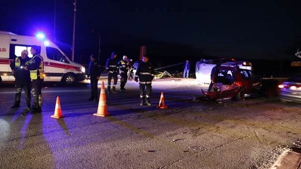 AK Partilileri taşıyan minibüs ile otomobil çarpıştı! Çok sayıda yaralı