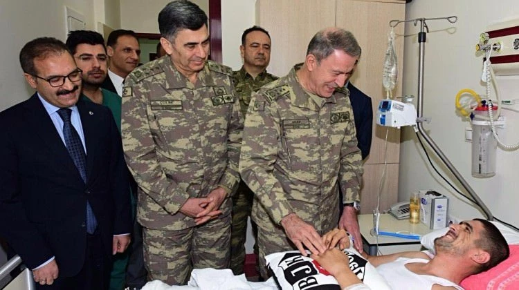 Akar Paşa'dan yaralı askerlere ziyaret