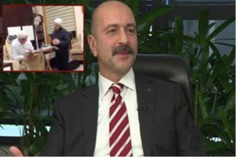 Akın İpek, Gülen`in önünde böyle diz çökmüş!...