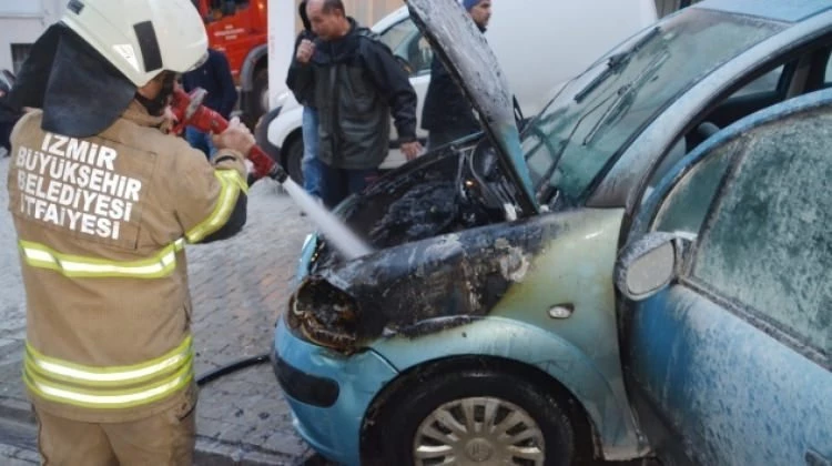 Alev topuna dönen aracı gören esnaf koştu