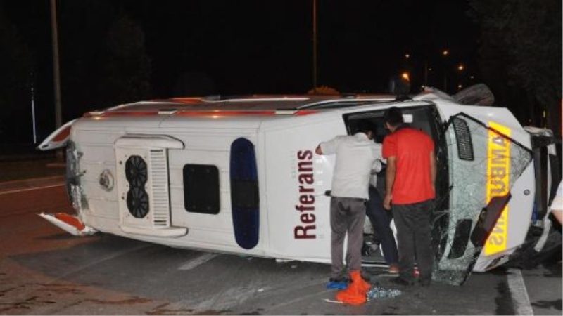 Ambulans Kaza Yaptı; Hasta, Doktor ve Sağlık Görevlileri Yaralı
