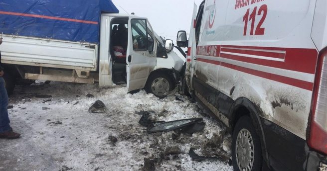 Ambulansla kamyonet çarpıştı: 5 yaralı