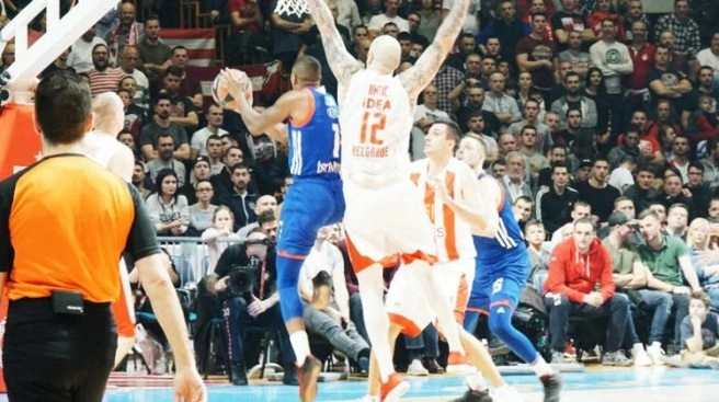 Anadolu Efes Sırbistan`da farklı yenildi!