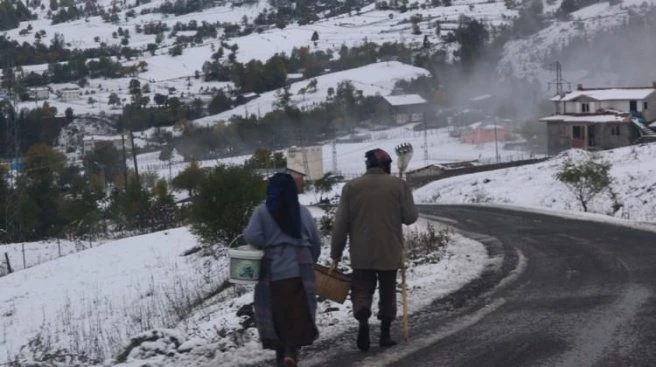 Aniden bastıran kar yağışı hayatı felç etti!