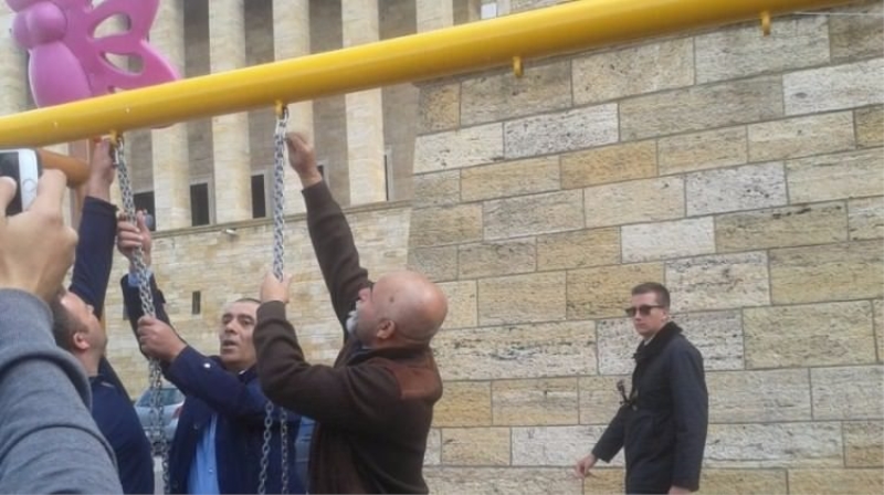 Anıtkabir'e yapılan parktaki salıncaklar söküldü
