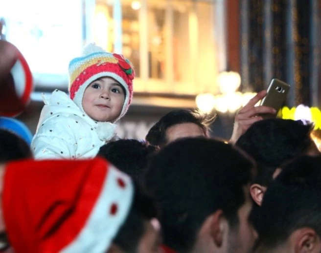 ANKARALILAR YENİ YIL İÇİN KIZILAY?A AKTI MEYDAN TRAFİĞE KAPATILDI