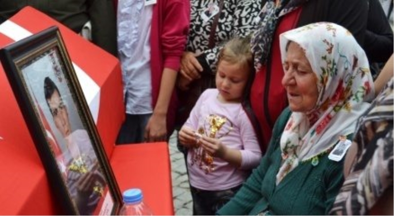 Anneden şehit oğluna son bakış