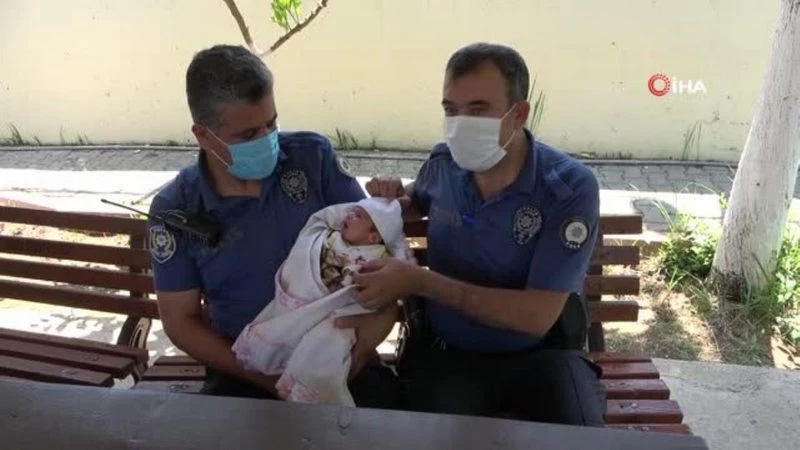 Annesinin kaldırma bıraktığı bebeğe polis sahip çıktı