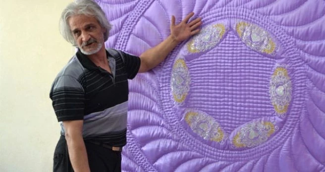 Annesinin Sırtında Taşıdığı Engelli Yalçın, 43 Yıldır Yorgancılık Yapıyor